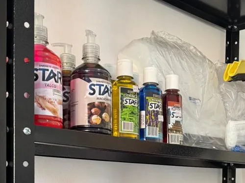 Frascos de sabonete líquido em várias fragrâncias na prateleira da loja